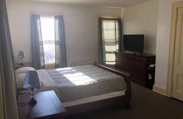 MINI MANSION WHOLE RIGHT WING, THREE BEDROOM APARTMENT AVAILABLE AT A (LOW RATE)