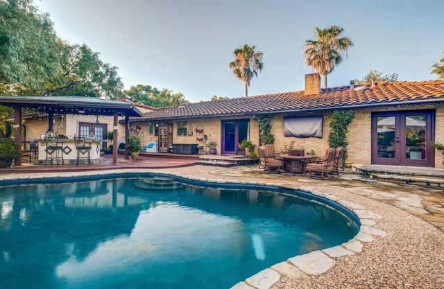 Mini Resort In SA, 3 Master Suites w Heated Pool, big screen & outdoor kitchen