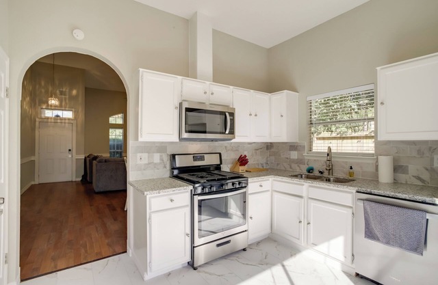 Minimalist Spring Vacation Rental w/Fireplace