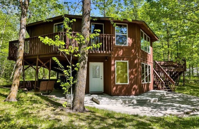 Minnesota Octagon Treehouse - Private Jacuzzi & Forest Views