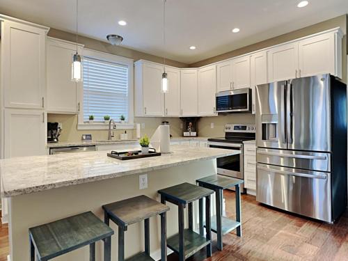Mins to Downtown & Raceway Rookwood Retreat 1 & 2