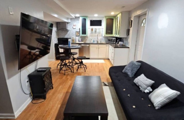 Mins To Hospitals Apartment BBQ Grill 65in TV