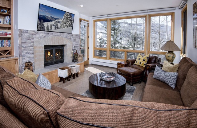 MINT Ski-in/Ski-out w/Mnt. Views, 3Bed 3Bath,with 2 Master on-suites, Highlands