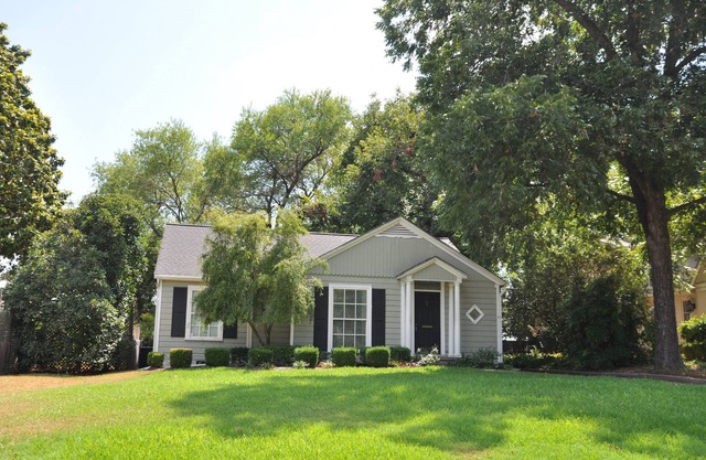 Minutes from Magnolia & Baylor, enjoy the Little Cottage on famous Austin Avenue