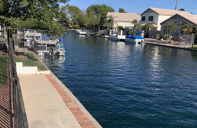 Minutes from State Farm Stadium. West Gate Lake front