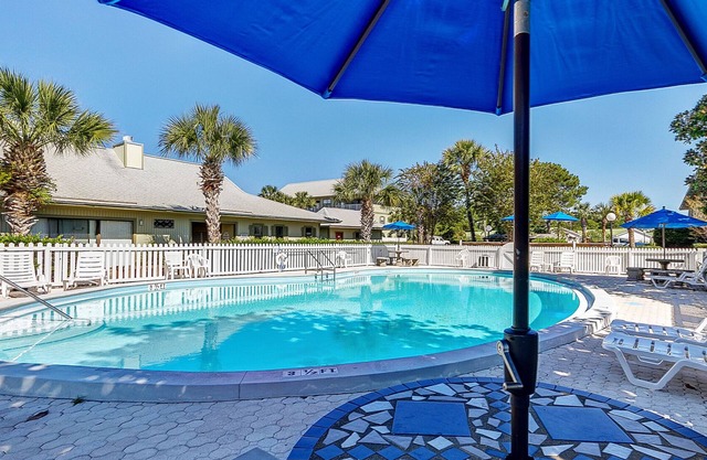 Minutes from the Beach, Ground Floor Unit, 2 Pools + Free Attraction Tickets!