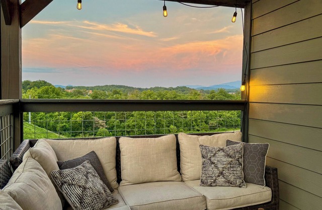Minutes to Dollywood! Hot Tub, Game Room, Main Floor King Bdrm, Bunkroom!
