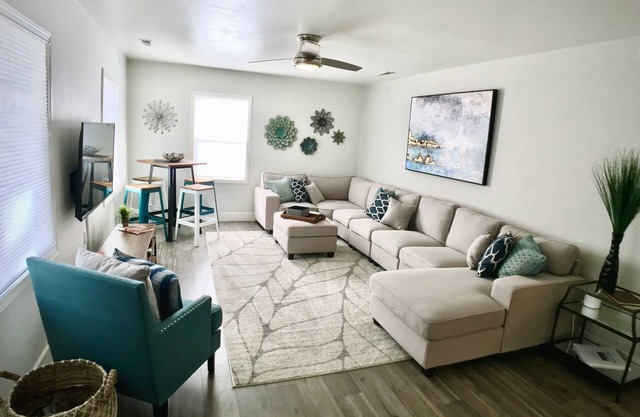 Minutes to Downtown! Spacious, quiet and CLEAN!