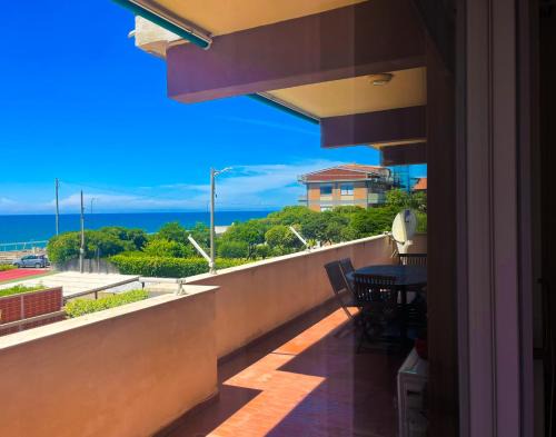MIRA IL MARE Seaview Apartment - Sunset Lovers' Spot - 50m from the Beach LAVINIO MARE