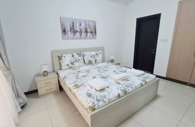 Mirage 1 Residence Lavish Modern Apartment with Balcony