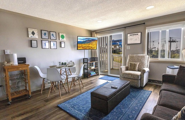 ML 142: Alluring Winter Nest w/Cozy Vibes & Easy Slope Access