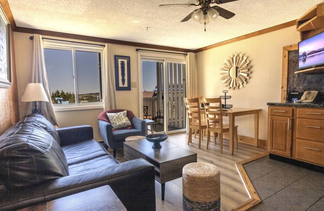 ML 212: Lovely lift views await you in this 1BR bike-in/out retreat!