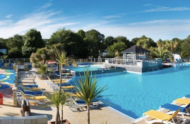 Mobile Home 'Mobilhome 6 Pers Face Piscine' with Shared Pool and Private Terrace