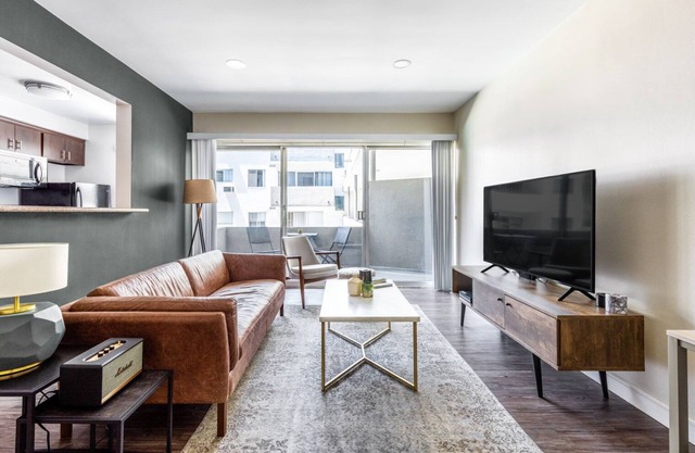 Mod Brentwood 1BR w/Pool, walk to San Vicente shops, by Blueground