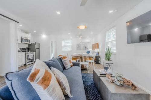 Mod Guest House near Lake Lewisville Fire Pit Pet Friendly by Vacation Your Way