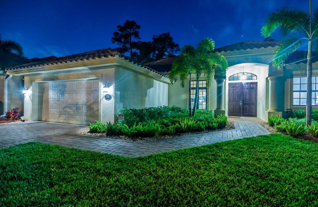 MODEL LUXURY HOME, Hi Tech, Pool, Outdoor Kitchen, New and Fresh