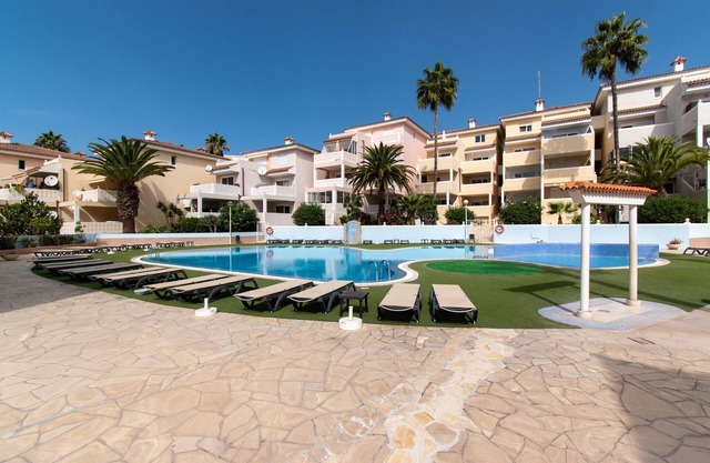 Modern 1 apartment with communal pool