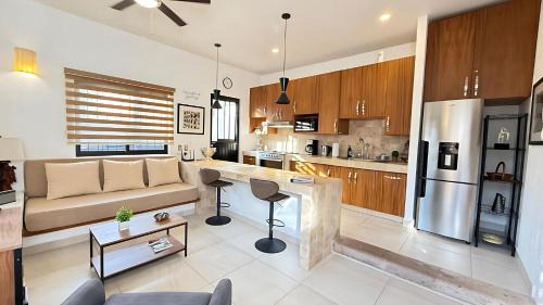 Modern 1 Bedroom Guesthouse - Walk to everything - Free Bikes - Huge Patio