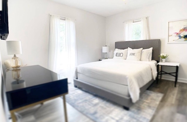 Modern 1 Bedroom walk to Glass Museum w/Bonus Wellness Studio