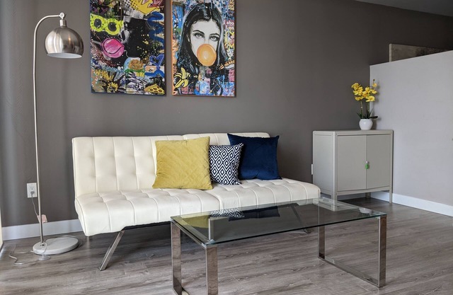 MODERN 1BDR CONDO NEAR UNIVERSITY