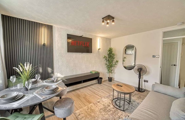 Modern 1BR Apt – Netflix, Parking, M6 Access