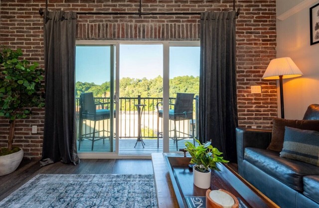 Modern 1BR Flat: Free Parking, AC, Getaway Ready!
