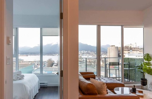 Modern 2 Bd apartment with stunning Mountain Views