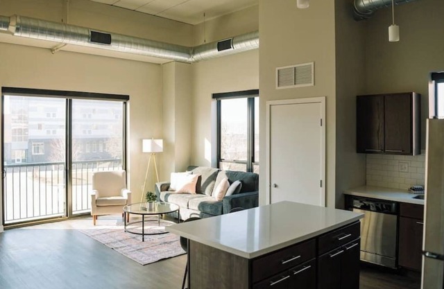 Modern 2 Bed Apt Downtown with Gym & Rooftop