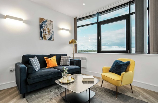 Modern 2-Bed Flat w Private Parking by Kew Gardens and 20 Min to Heathrow & City