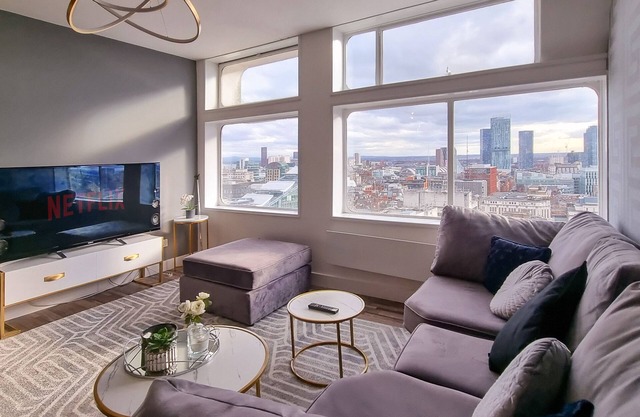 Modern 2-Bed Penthouse with 23rd Floor Stunning View
