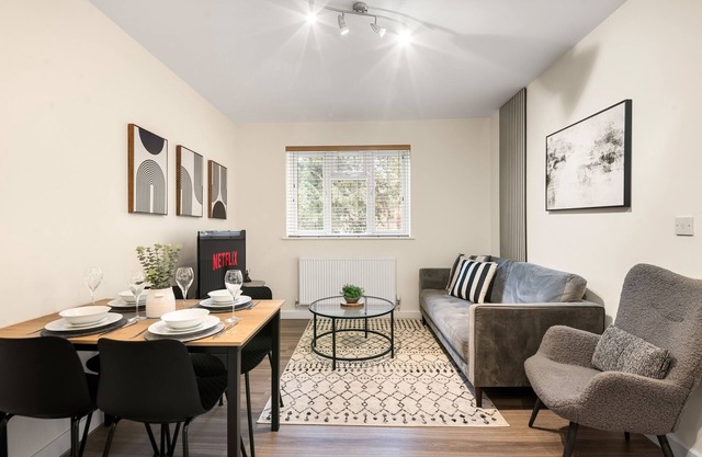 Modern 2 bed, sleeps 5, free parking