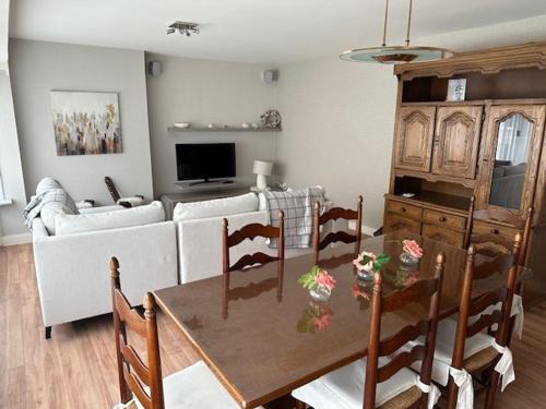 Modern 2-bedroom apartment within walking distance of the city centre and the beach T209