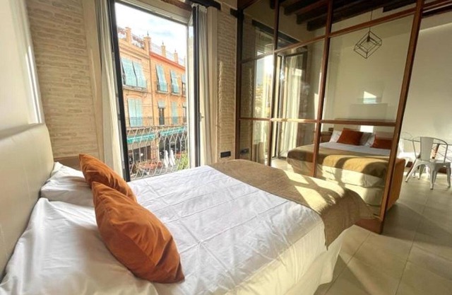 Modern 2-Bedroom Apartment in Triana, Seville - 4 Beds, Equipped Kitchen