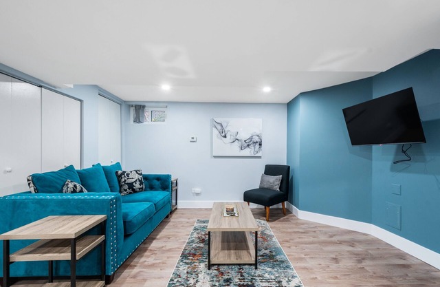 Modern, 2-bedroom apt., 15 minute drive to Lake Michigan, FREE parking spot.