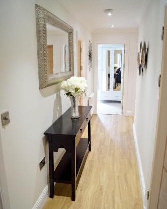 Modern 2 bedroom central property with private parking