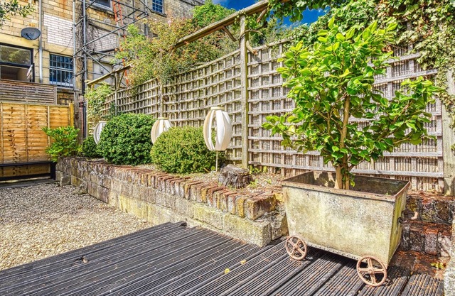 Modern 2 Bedroom Flat w/Garden & Free Parking