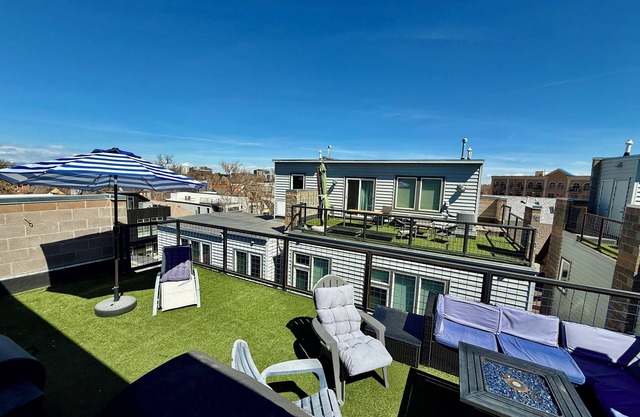 Modern 2-bedroom townhome w/rooftop patio in brilliant Denver