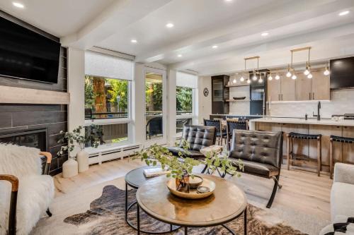 Modern 2 BR in Aspen Core Walk Everywhere