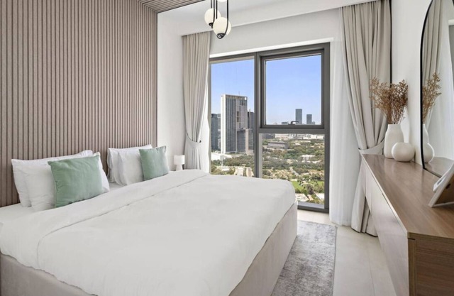 Modern 2-BR Oasis Downtown Views