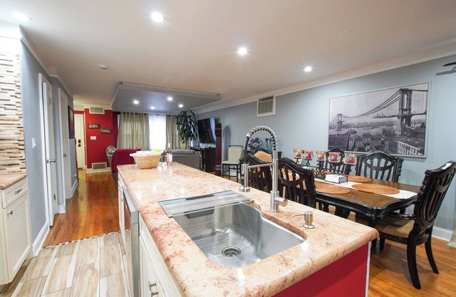 Modern 2-floor, 3-bedroom apartment 20 minutes from Manhattan.
