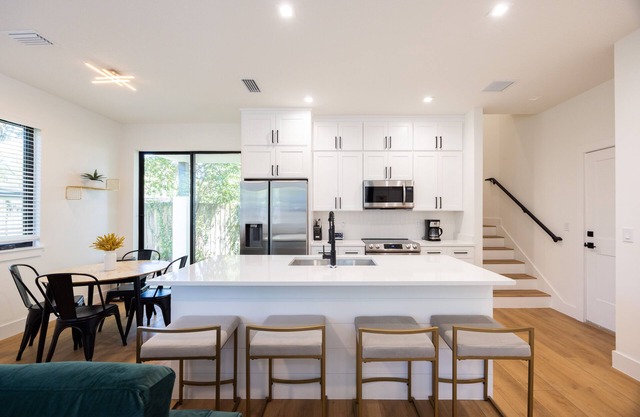 Modern 2 story 4/2.5 Convenient Downtown Gem Edit