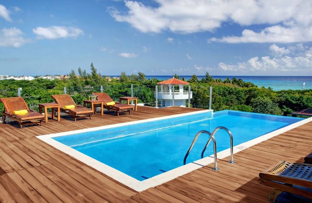 Modern 2BR, 1 block to Beach & 5th Ave, Roof Pool, Garage, Quieter Corner Street