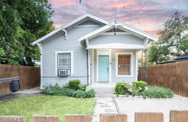 Modern 2BR/2BA, Pickleball – Close to Downtown!