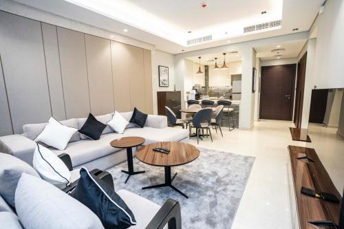 Modern 2BR Apartment Nobles Tower Dubai Views