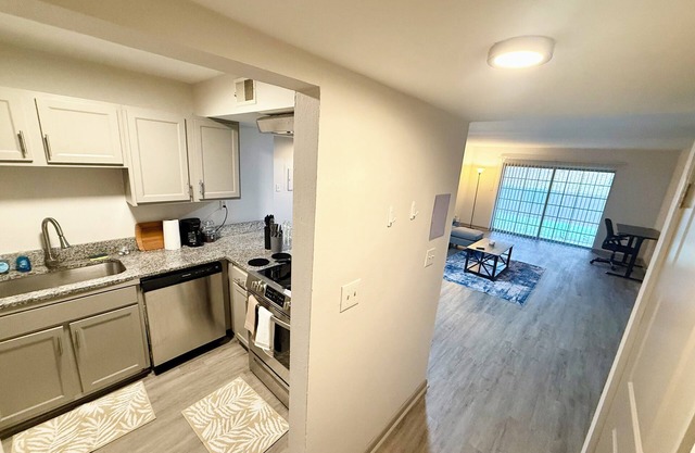 Modern 2BR Apartment Pool Access Near UAB & St. Vincent Fast WiFi W/D