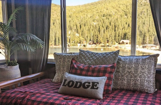Modern 2br lakeview Condo in the mountains