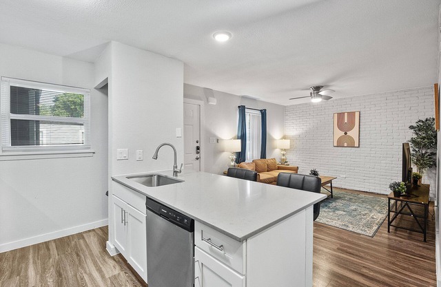 Modern 2BR Near UT | Hyde Park | Evonify 3433