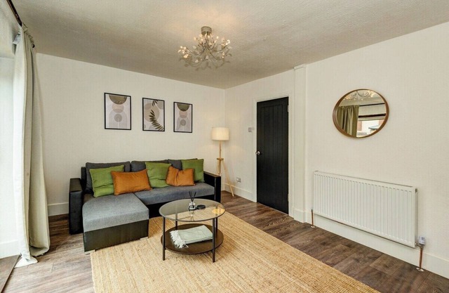 Modern 3-Bed Home | Sleeps 7 | 10 Mins to Beach