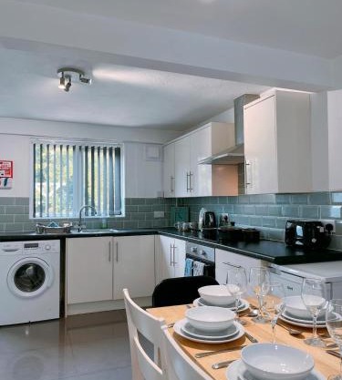Modern 3 Bed house with parking - Chorley near M61