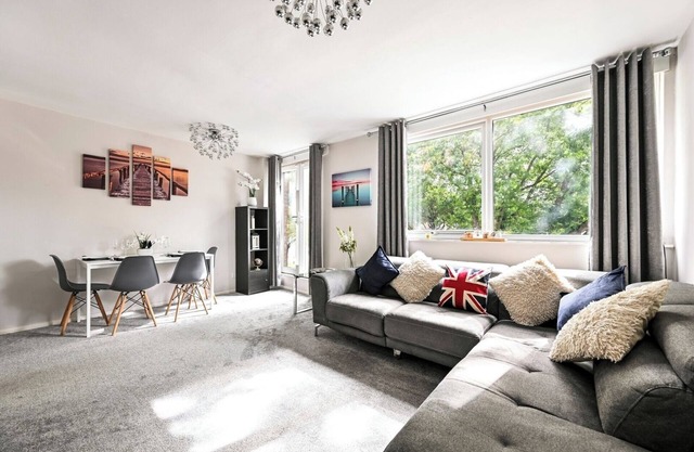 Modern 3-Bed Maisonette | Epping High St | Parking